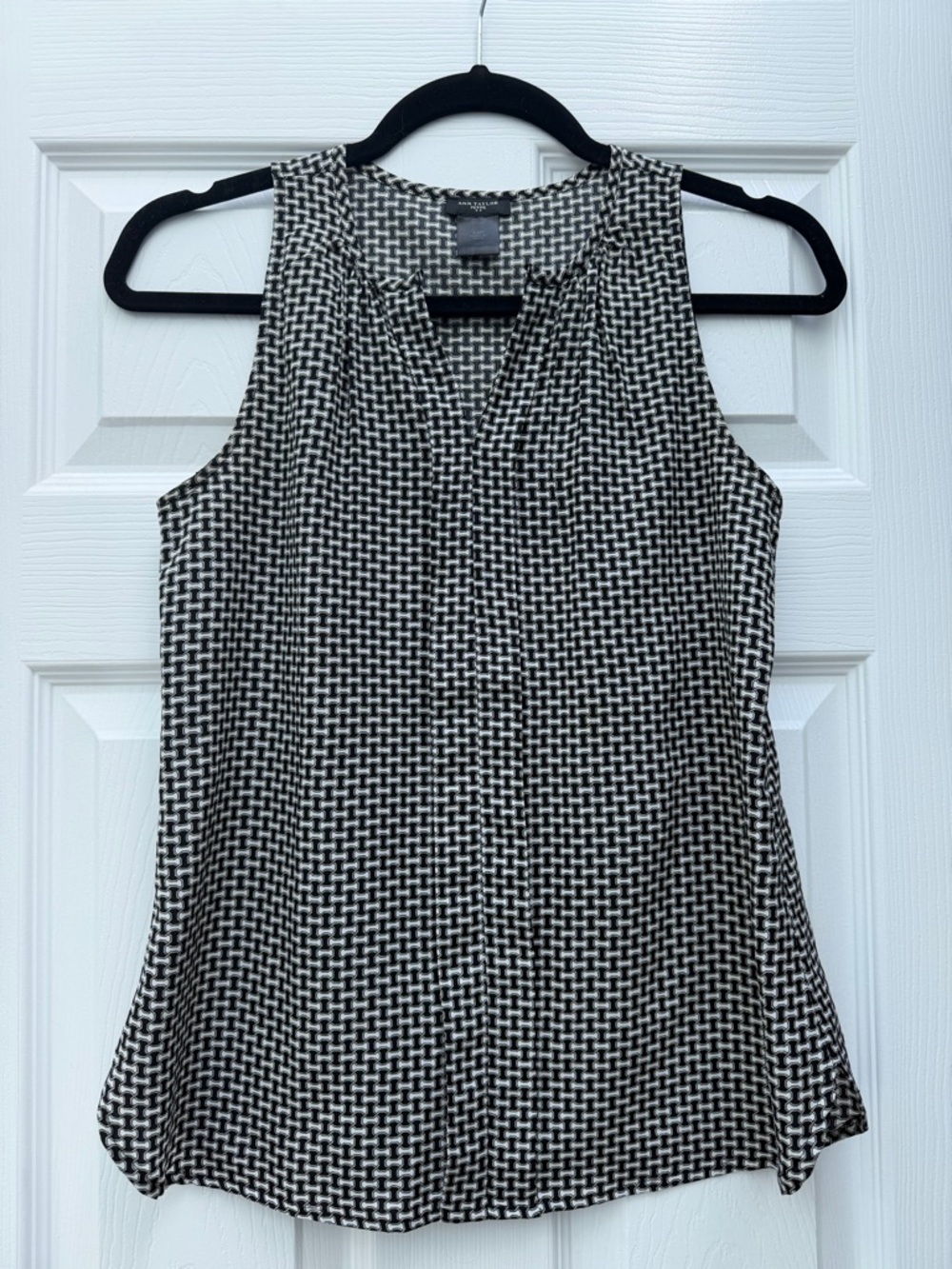 Ann Taylor Black and White Sleeveless V-Neck Woven Print Tank Blouse
